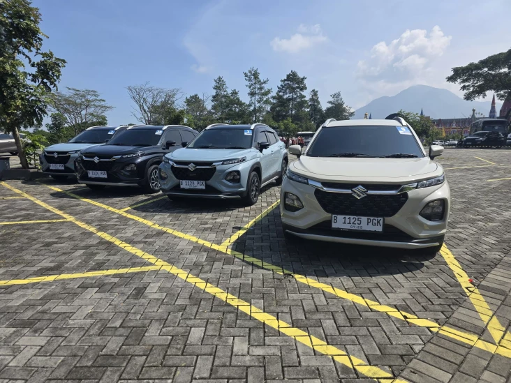 Lahir di Indonesia,...
