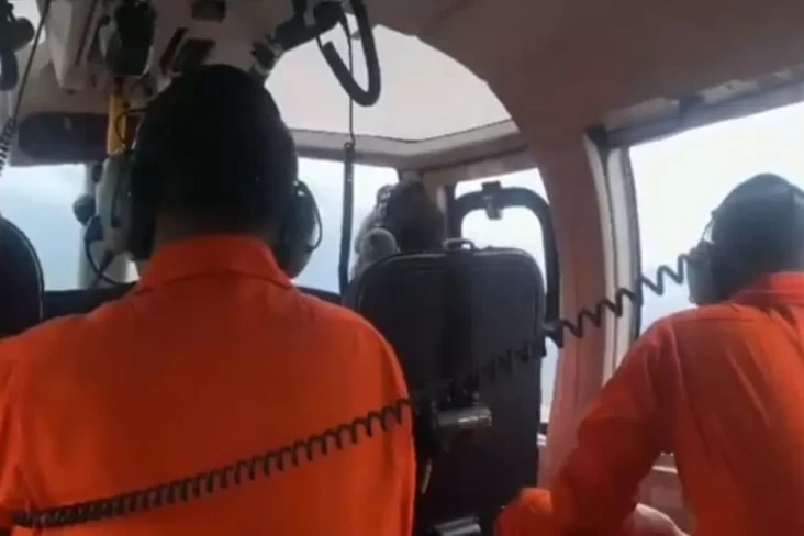 22 Penyelam dan Helikopter...