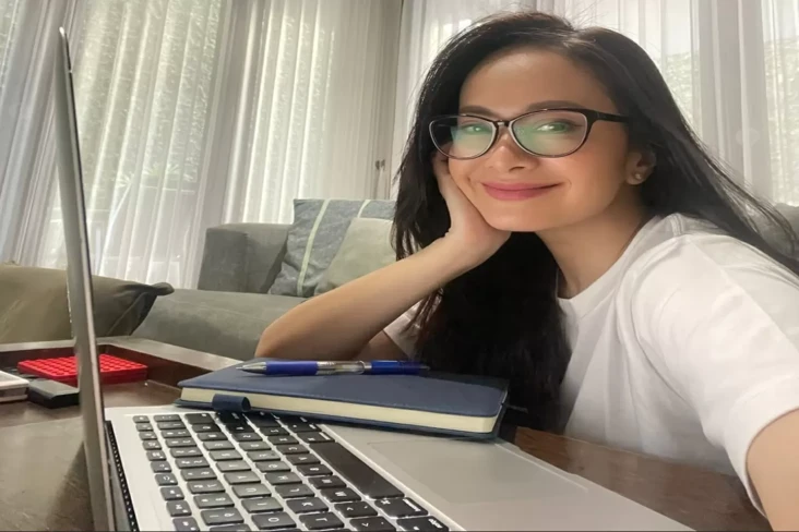 Bukan Sekadar Artis,...