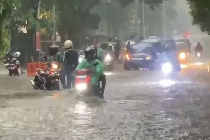 Jalan di Kawasan Elite...