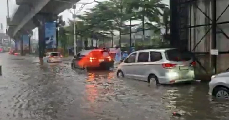 Banjir Lumpuhkan Akses...