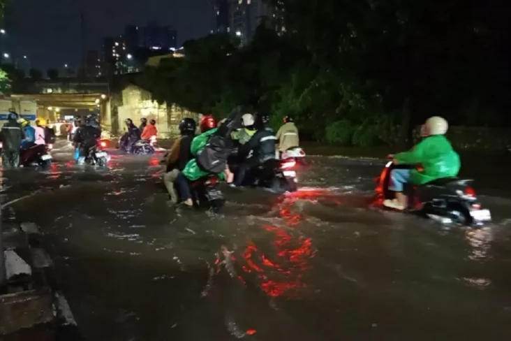 Banjir Rendam Underpass...