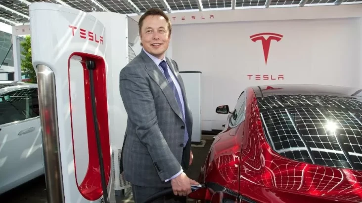 Elon Musk Pecat Kepala...