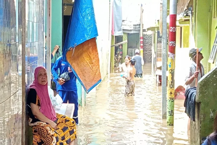 Banjir Masih Genangi...