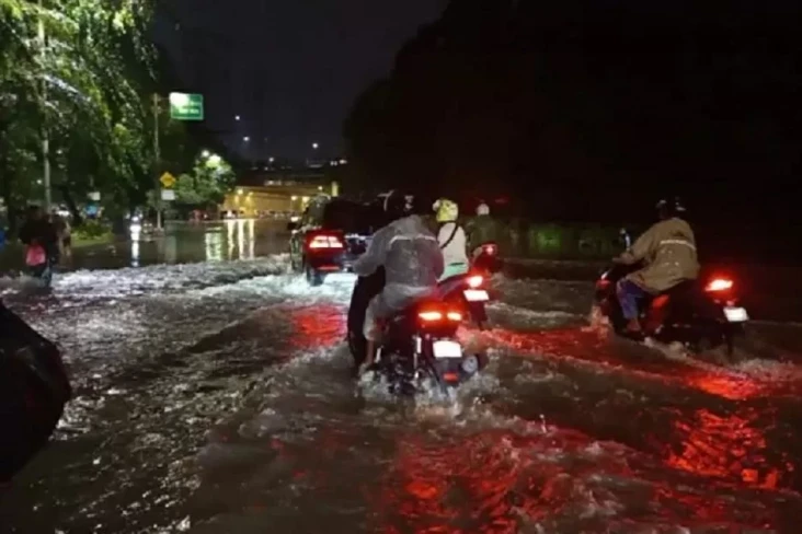 Malam Ini Hujan Deras...