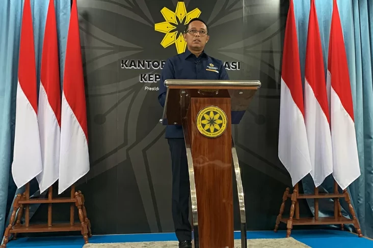 Trump Tetap Kenakan...