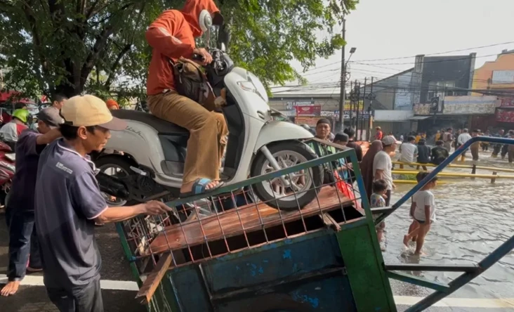 Banjir Lumpuhkan Jalan...