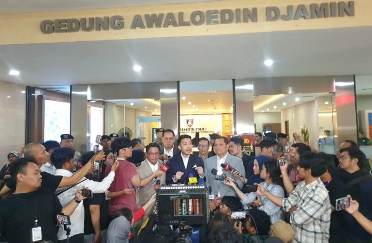 Pengacara Jokowi Sebut...