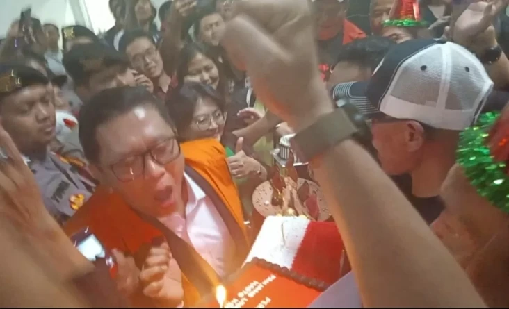 Momen Hasto Kristiyanto...