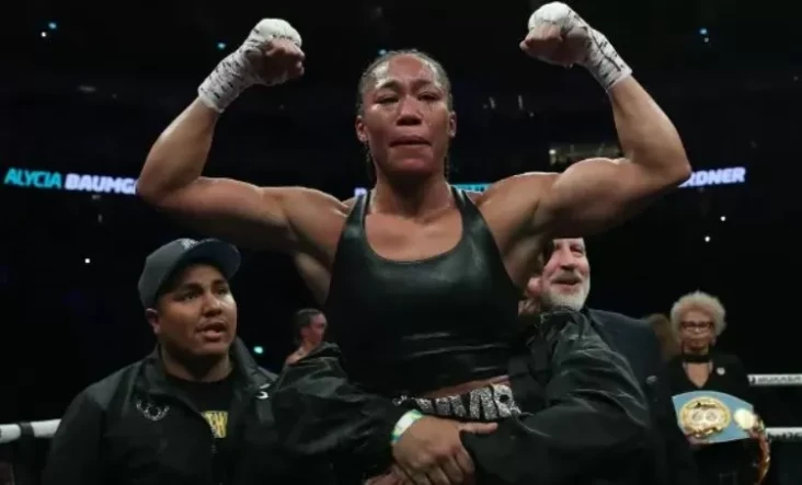 Alycia Baumgardner Pertahankan...