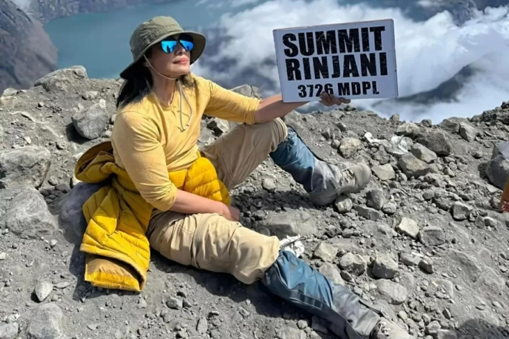 Atiek CB Taklukkan Puncak...