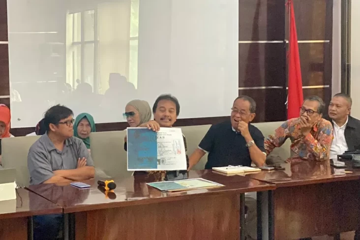 Roy Suryo Ungkap Ada...