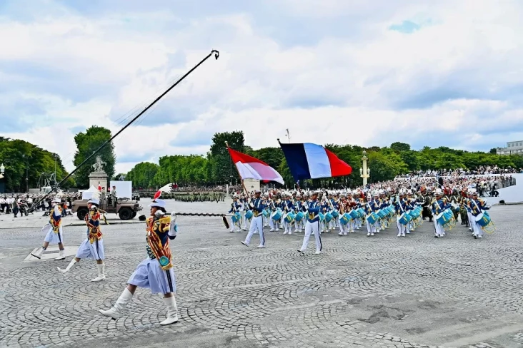 Parade di Paris, Satgas...