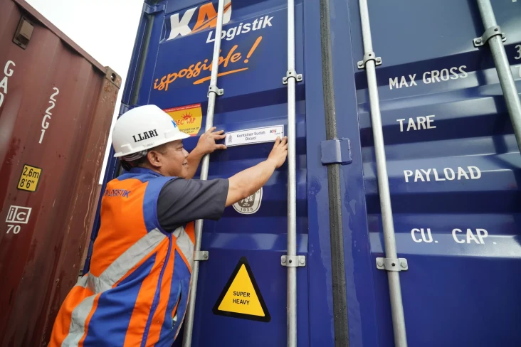 KAI Logistik Percepat...