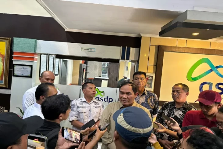 Macet Parah di Ketapang,...