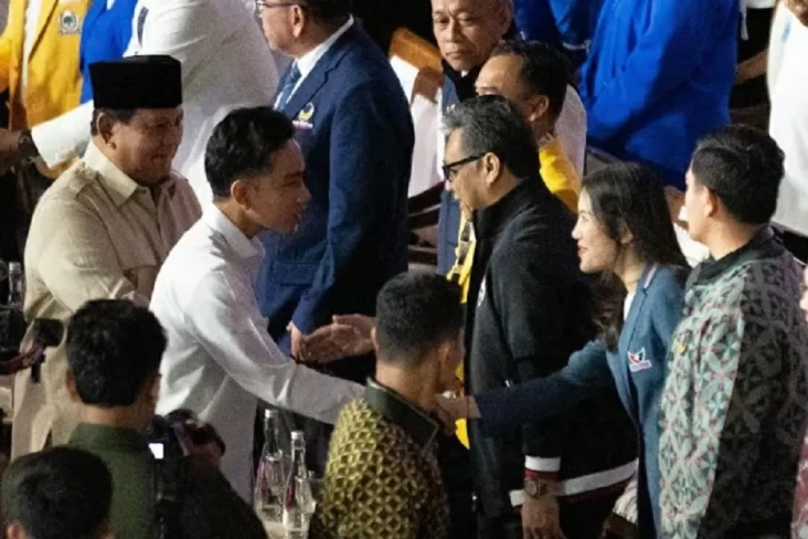 Prabowo Sapa Ketua Umum...
