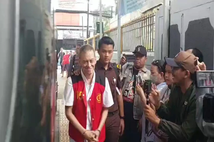 Dibawakan Buah dan Roti,...