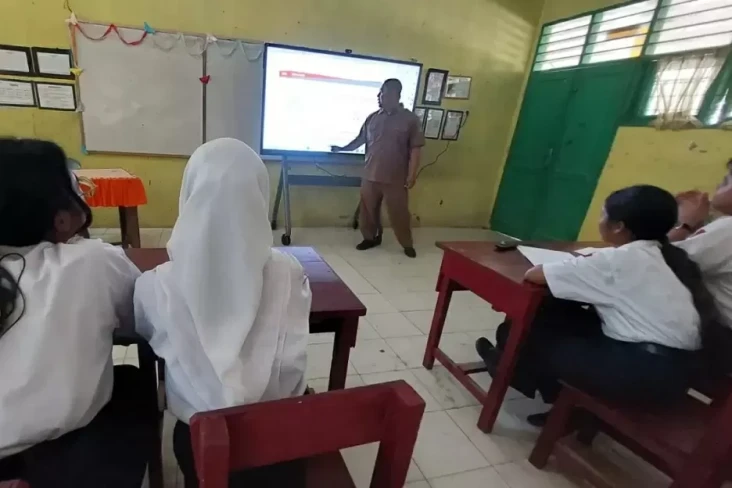 Legislator PDIP Kritik...