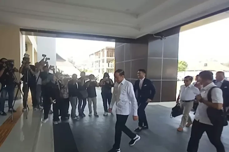 Jokowi Bawa Ijazah Asli...