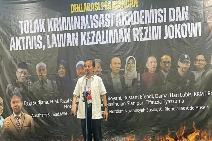 Jokowi Diperiksa di...