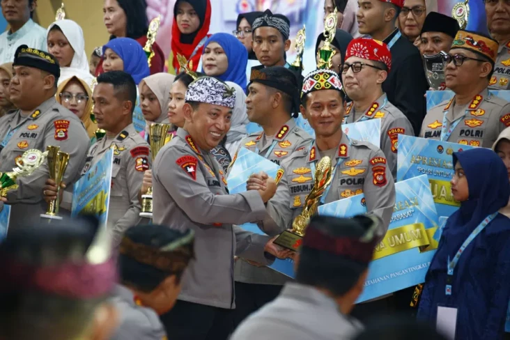 Borong Penghargaan di...