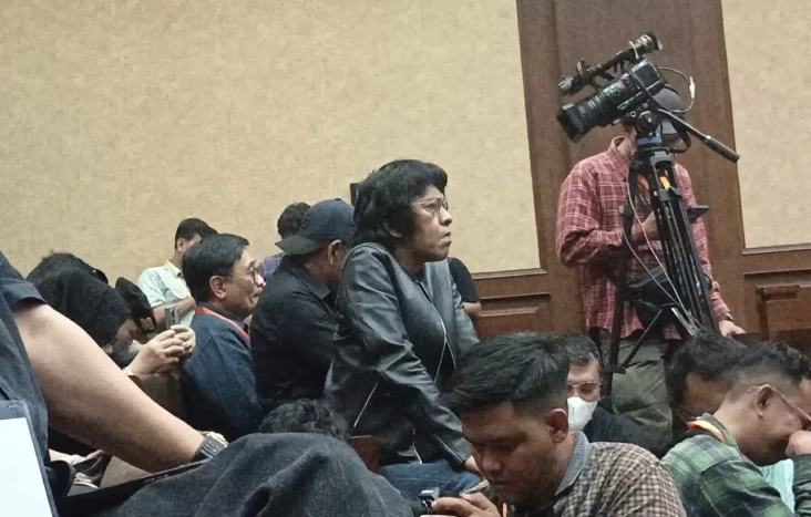 Kompak Berpakaian Hitam,...