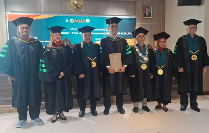 Totok Raih Gelar Doktor...