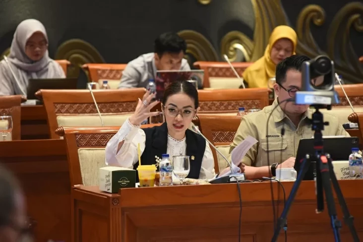 Informasi kian Bebas,...