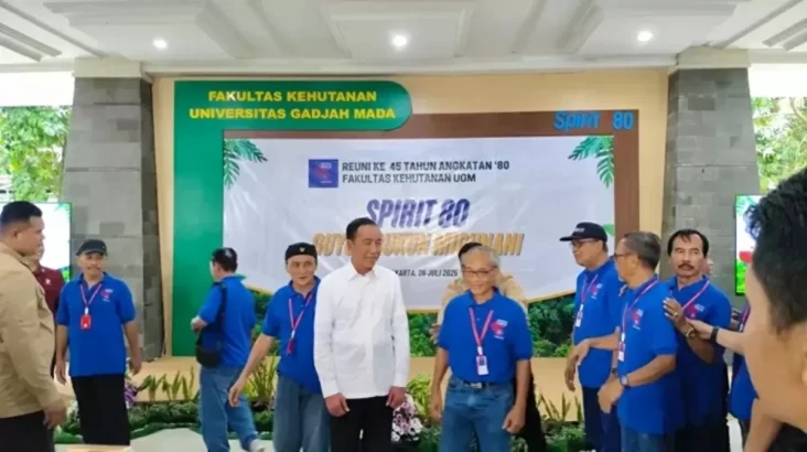 Jokowi Tampil Beda di...