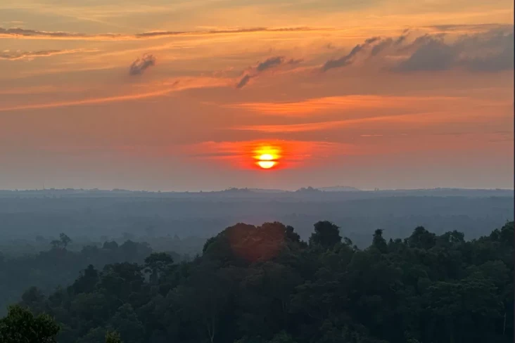 Berburu Senja dan Primata...