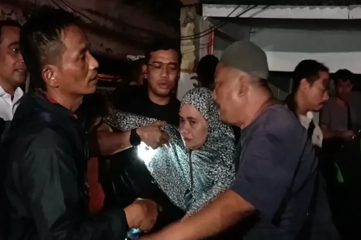 Kiosnya Terbakar, Ibu...
