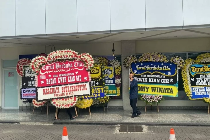 Karangan Buka Berdatangan...