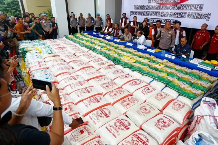 Polda Riau Bongkar Beras...