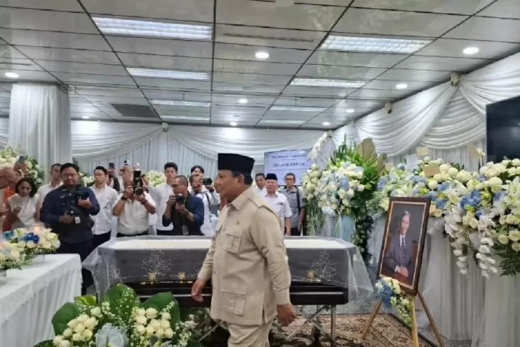 Prabowo Beri Penghormatan...