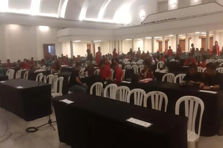 Ketua Pimpinan Sidang...