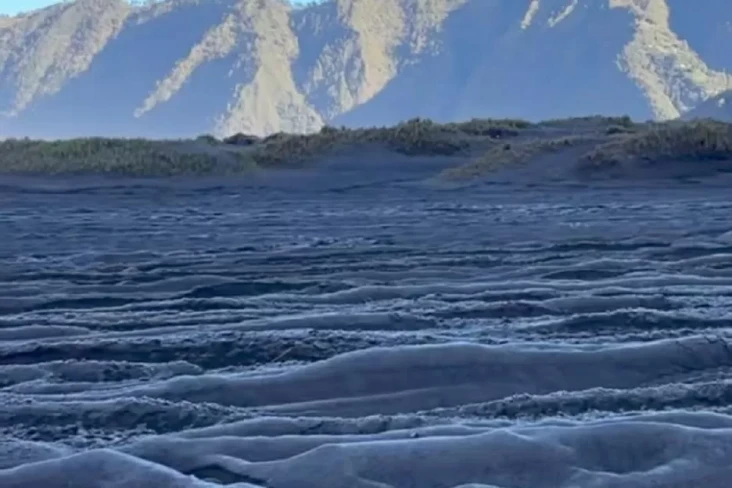 Salju Gunung Bromo Bikin...