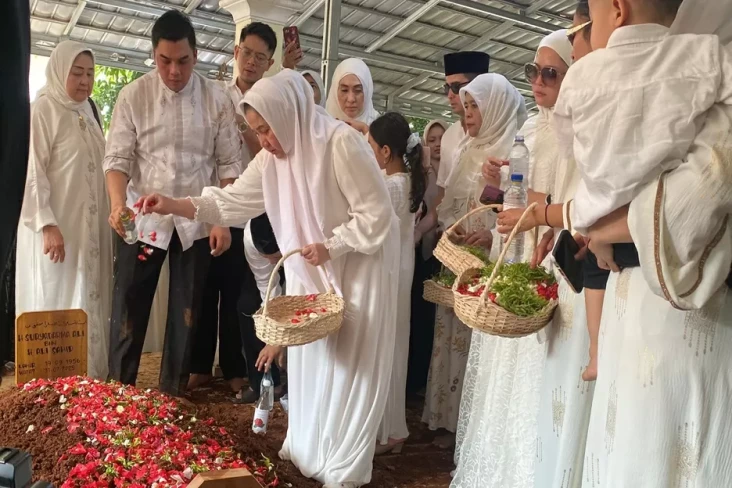 Isak Tangis Istri Iringi...