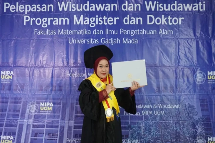 Raih Gelar Doktor Fisika...