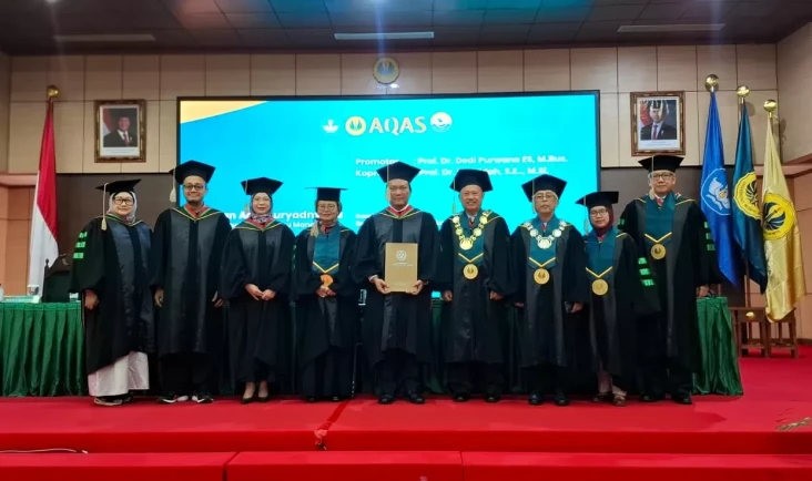 Pertahankan Disertasi,...