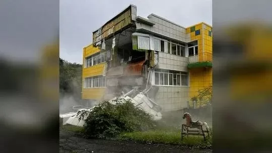 Digoyang Gempa Dahsyat,...