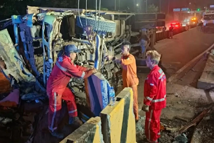 Ngeri! Truk Terguling...