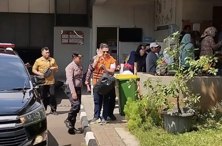 Senyum Hasto Sambil...