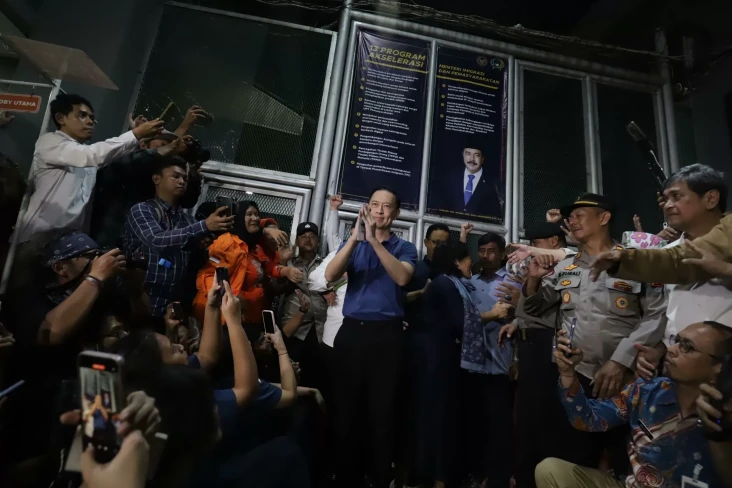 Keluar dari Rutan Cipinang,...