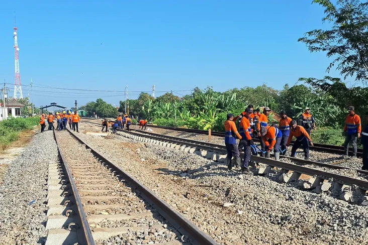 54 Perjalanan Kereta...