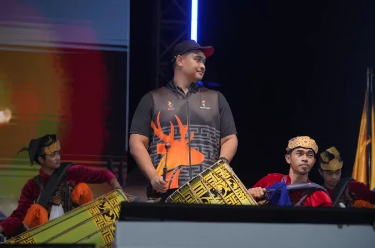 Di Panggung FORNAS VIII,...
