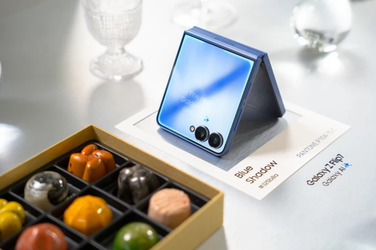Samsung Galaxy Z Flip7...