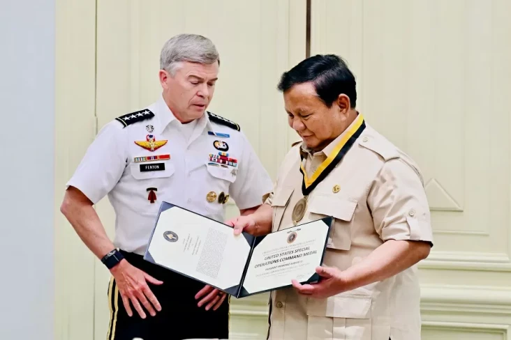 Prabowo Terima Medali...