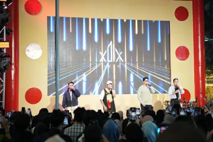Ratusan Anak Muda Larut...