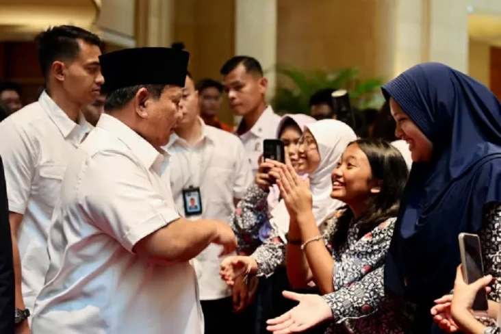 Momen Prabowo Disambut...