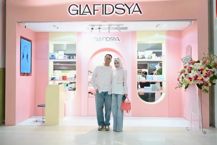 Reza Gladys Buka Toko...